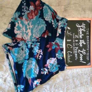 LADYS🌷🌺🏵 WORLD BOUTIQUE FLORAL STRETCH SHORTS M